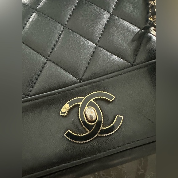 Chanel Black Quilted Leather Shoulder Bag - Picture 12 of 16
